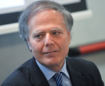 الوزير الايطالي السابق إينزو مواڤيرو ميلانيزي- آكي الوزير الايطالي السابق إينزو مواڤيرو ميلانيزي- آكي