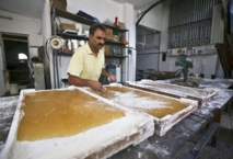 "الحلقوم" في غزة.. حلوى متوارثة ولذة يعكرها الحصار