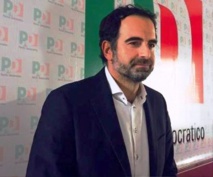 زعيم كتلة الحزب الديمقراطي في لجنة الشؤون الخارجية بمجلس الشيوخ، أليساندرو ألفييري، -آكي زعيم كتلة الحزب الديمقراطي في لجنة الشؤون الخارجية بمجلس الشيوخ، أليساندرو ألفييري، -آكي