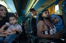 حافلات اللاجئين تتجه صوب كرواتيا بعد إغلاق حدود المجر حافلات اللاجئين تتجه صوب كرواتيا بعد إغلاق حدود المجر