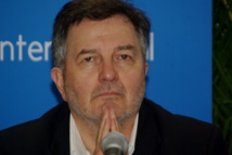 "خلف الجدار" رواية لروبرتو امبويرو ترفض فكرة المدينة الفاضلة "خلف الجدار" رواية لروبرتو امبويرو ترفض فكرة المدينة الفاضلة