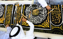 تغيير كسوة الكعبة مع بزوغ فجر يوم عرفات