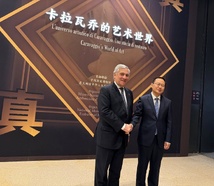 الوزيرالايطالي أنطونيو تاياني مع نظيره الصيني في افتتاح المنتدى -آكي الوزيرالايطالي أنطونيو تاياني مع نظيره الصيني في افتتاح المنتدى -آكي