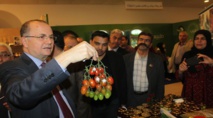 قريبا من المواجهات مع الاسرائيليين فلسطينيون يحاولون حياة طبيعية
