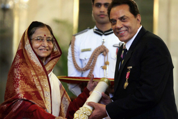 مثقفون هنود يعيدون جوائزهم إلى الدولة احتجاجا على "التعصب" مثقفون هنود يعيدون جوائزهم إلى الدولة احتجاجا على "التعصب"