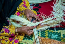 التراث ينسج حروفه بلمسة الحاضر في مهرجان الحرف بمدينة العين التراث ينسج حروفه بلمسة الحاضر في مهرجان الحرف بمدينة العين