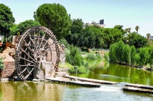 "مدينة حماة" على موعد مع الثوب الأخضر حرة من حكم "الأسد" "مدينة حماة" على موعد مع الثوب الأخضر حرة من حكم "الأسد"