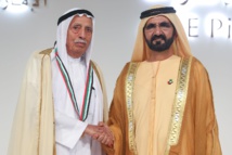 الشيخ محمد بن راشد مع جمعة الماجد مؤسس اول مركز لترميم المخطوطات