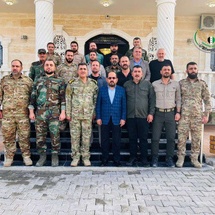 عبد الرجمن مصطفى محاطا بجيشه عبد الرجمن مصطفى محاطا بجيشه