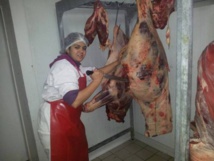 فاطمة الزهراء مستقيمي.. جزارة تحدت مهنة ذكورية خشنة