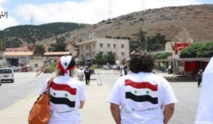 قافلة المسلحين السوريين من الزبداني تعبر الحدود اللبنانية الى بيروت
