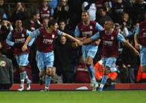 نيوكاسل يتعادل مع مانشستر واستون فيلا يحقق فوزه الأول بالدوري