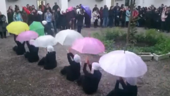 رقص مختلط  و" كرنفال منكرات " في شوارع رشت الإيرانية   