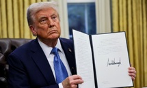 ترامب يحمل أمرًا تنفيذيًا في البيت الأبيض- 31 كانون الثاني 2025 (رويترز) ترامب يحمل أمرًا تنفيذيًا في البيت الأبيض- 31 كانون الثاني 2025 (رويترز)