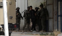 إسرائيل تعتقل 13 فلسطينيا وتقتحم وتهدم منازل بمختلف مناطق الضفة