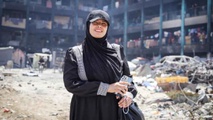 تحوّلت قصة فاطمة حسونة، التي وثّقت بعدستها مشاهد الحرب والقصف والتشريد في غزة، إلى رمز للصحفيين الفلسطينيين- فيسبوك تحوّلت قصة فاطمة حسونة، التي وثّقت بعدستها مشاهد الحرب والقصف والتشريد في غزة، إلى رمز للصحفيين الفلسطينيين- فيسبوك