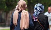 ارشيفية - التعدي على محجبات تكر في اكثر من دولة ولاول مرة في جبلة بعد احداث الساحل