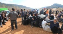 آلاف السوريين بالعراء عند الحدود التركية بعد فرارهم من حلب آلاف السوريين بالعراء عند الحدود التركية بعد فرارهم من حلب