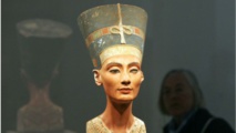 علماء مصريات يطالبون بالإعلان عن مكان قبر الملكة نفرتيتي علماء مصريات يطالبون بالإعلان عن مكان قبر الملكة نفرتيتي