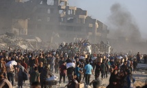 فلسطينيون يحاولون الحصول على مساعدات في شمال قطاع غزة - 26 حزيران (الأناضول)