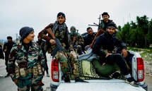 مقاتلون ضمن وزارة الدفاع السورية على طريق اللاذقية- جبلة (رويترز) مقاتلون ضمن وزارة الدفاع السورية على طريق اللاذقية- جبلة (رويترز)