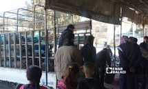 ازدحام حول سيارة لتوزيع الغاز في مدينة إدلب – 14 آذار 2025 (عنب بلدي/ سماح علوش) ازدحام حول سيارة لتوزيع الغاز في مدينة إدلب – 14 آذار 2025 (عنب بلدي/ سماح علوش)