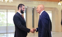 لرئيس السوري للمرحلة الانتقالية إلى جانب المبعوث الأمريكي توم براك - 9 تموز 2025 (رئاسة الجمهورية) لرئيس السوري للمرحلة الانتقالية إلى جانب المبعوث الأمريكي توم براك - 9 تموز 2025 (رئاسة الجمهورية)