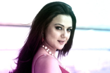 الممثلة الهندية بريتي زينتا تتزوج صديقها الأمريكي جيني جوديناف 