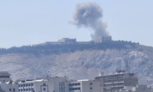 غارة إسرائيلية قرب القصر الرئاسي بدمشق - 16 تموز 2025 (فيسبوك/ يوميات دمشق) غارة إسرائيلية قرب القصر الرئاسي بدمشق - 16 تموز 2025 (فيسبوك/ يوميات دمشق)