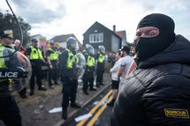 مواجهات عنيفة خلال احتجاج على إيواء طالبي لجوء في فندق- عرب لندن مواجهات عنيفة خلال احتجاج على إيواء طالبي لجوء في فندق- عرب لندن