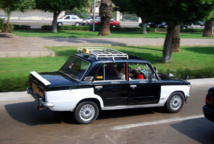 حرب شرسة بين التاكسي التقليدي وشركة "أوبر"وأخواتها بالقاهرة حرب شرسة بين التاكسي التقليدي وشركة "أوبر"وأخواتها بالقاهرة