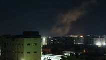 تصاعد أعمدة الدخان بالمنطقة الفاصلة بين حي بني زيد والليرمون نتيجة انفجار في مدينة حلب - 17 أيلول 2025 (تلفزيون حلب/ فيسبوك)