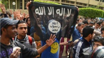 مجهولون يرفعون الراية السوداء لداعش بدل علم تونس مجهولون يرفعون الراية السوداء لداعش بدل علم تونس