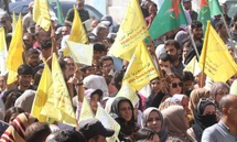 مظاهرة في الرقة تدعم "قوات سوريا الديمقراطية إثر اشتباكات في ريف حلب 23 أيلول 2025 (SDF) مظاهرة في الرقة تدعم "قوات سوريا الديمقراطية إثر اشتباكات في ريف حلب 23 أيلول 2025 (SDF)