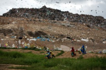 مجموعة من البدو تعيش قرب جبال من القمامة في اسرائيل مجموعة من البدو تعيش قرب جبال من القمامة في اسرائيل