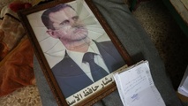 صورة ممزقة للرئيس السوري المخلوع بشار الأسد في أحد الأفرع الأمنية بمحافظة حماة - 7 كانون الأول 2024 (الوكالة الفرنسية/ عمر حاج قدور) صورة ممزقة للرئيس السوري المخلوع بشار الأسد في أحد الأفرع الأمنية بمحافظة حماة - 7 كانون الأول 2024 (الوكالة الفرنسية/ عمر حاج قدور)