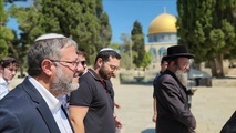 وسط حراسة مشددة من الشرطة الإسرائيلية في اليوم الأخير من "عيد العرش" اليهودي، وفق دائرة الأوقاف الإسلامية في القدس وشهود عيان للأناضول وسط حراسة مشددة من الشرطة الإسرائيلية في اليوم الأخير من "عيد العرش" اليهودي، وفق دائرة الأوقاف الإسلامية في القدس وشهود عيان للأناضول