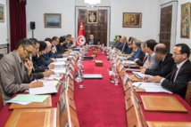 الحكومة التونسية تعترف بوجود أجور الموظفين لثلاثة أشهر فقط
