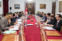 الحكومة التونسية تعترف بوجود أجور الموظفين لثلاثة أشهر فقط الحكومة التونسية تعترف بوجود أجور الموظفين لثلاثة أشهر فقط