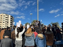 لقطة من تظاهرة احتجاج بالساحل السوري -الاخبارية