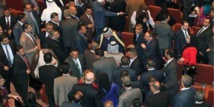 نواب يرشقون العبادي بقوارير المياه ويمنعونه من تقديم تشكيلته نواب يرشقون العبادي بقوارير المياه ويمنعونه من تقديم تشكيلته