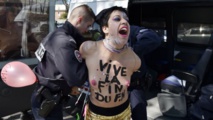 ناشطات عاريات الصدر يعرقلن تجمع "الجبهة الوطنية" في باريس