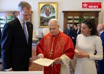 البابا مع ملك اسبانيا وعقيلته - الفاتيكان البابا مع ملك اسبانيا وعقيلته - الفاتيكان