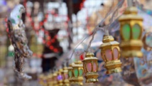 اللبنانيون يستقبلون شهر رمضان بتزيين منازلهم بالأضواء والفوانيس اللبنانيون يستقبلون شهر رمضان بتزيين منازلهم بالأضواء والفوانيس