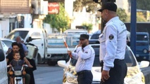شرطيان مرور ينظمان الحركة المرورية في أحد شوارع مدينة حلب- 10 تموز 2026 (الإخبارية السورية)