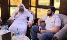 قائد الأمن الداخلي في حلب محمد عبد الغني (يمين) ومدير الأوقاف إبراهيم شاشو (يسار) يجتمعان بخصوص حادثة مقتل الشيخ عبد الرحمن الجاعد - 27 آب 2026 (إبراهيم شاشو/ فيسبوك)
