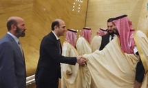 شقيق الرئيس السوري أحمد الشرع، حازم الشرع مصافحاً ولي العهد السعودي محمد بن سلمان- تلفزيون سوريا شقيق الرئيس السوري أحمد الشرع، حازم الشرع مصافحاً ولي العهد السعودي محمد بن سلمان- تلفزيون سوريا