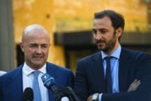 الصحافيان جان لويدجي نوتسي (وسط) وايميليانو فيتيبالدي (يمين)