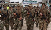 عناصر من الجيش السوري يقيمون عرضًا عسكريًا في مدينة طيبة الإمام بريف حماة بمناسبة ذكرى تحرير سوريا - 6 كانون الأول 2026 (سانا)