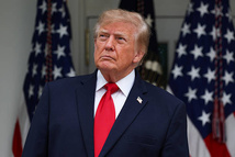 الشبكة الأمريكية نقلت عن مسؤولين أمريكيين أنهم يتوقعون أن يصدر ترامب أمرا بالهجوم في أي وقت قبل نهاية العام، مرجحين أن يحدث ذلك بعد الانتخابات النصفية - ترامب- غيتي